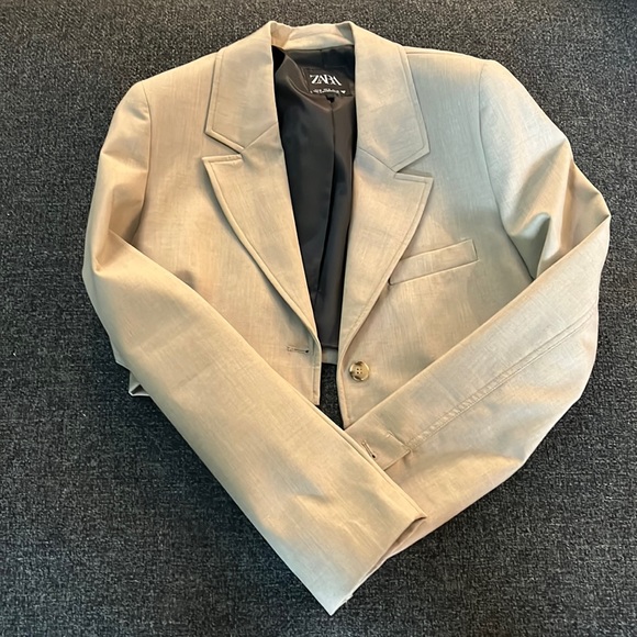 Beige cropped blazer from Zara - Picture 1 of 3